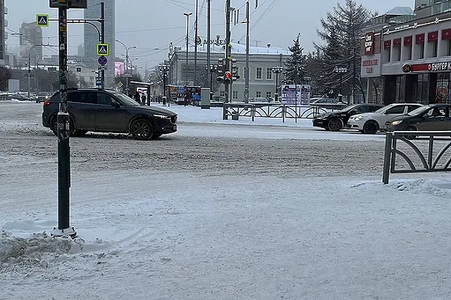 Екатеринбуржцы пожаловались на заснеженные дороги в центре