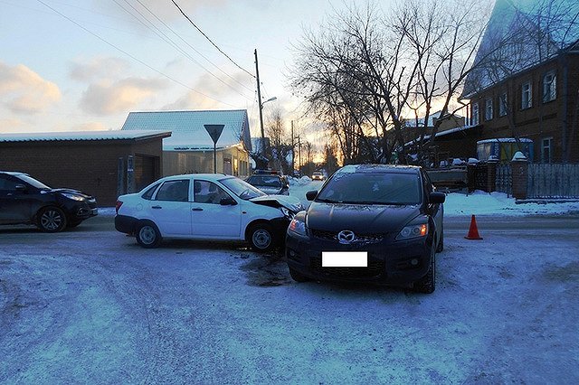 Водитель Mazda CX-7 спровоцировал ДТП на улице Чкалова