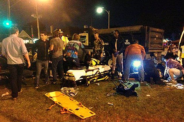 Автомобиль въехал в толпу на параде в Новом Орлеане