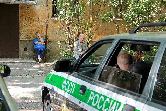 Приставы арестовали автомобиль лихача за долги по штрафам в 15 тысяч рублей