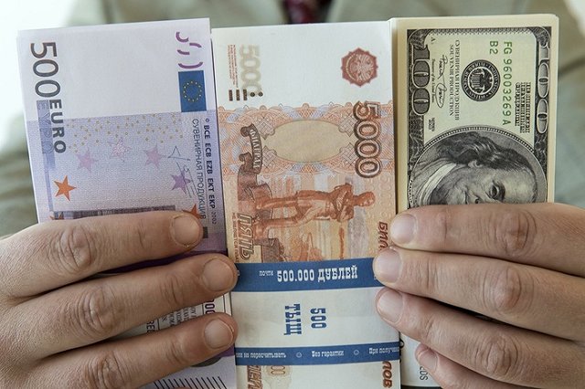 Юный российский футболист высморкался в пятитысячную купюру