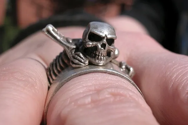 Выпавшее из самолета золото оказалось не золотом