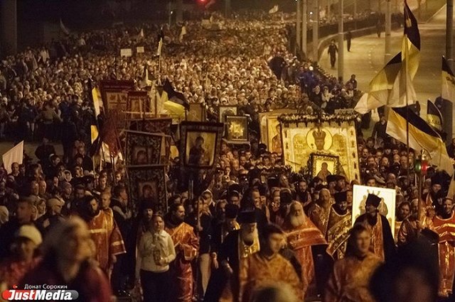 Сотни паломников в Екатеринбурге справили нужду на музей