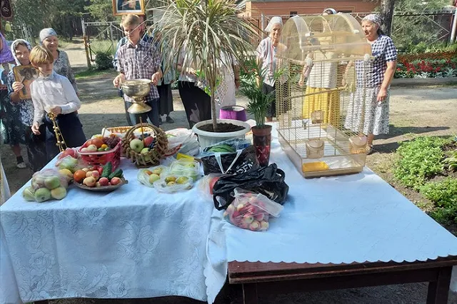 «Господи, помилуй!»: в Кургане в освящении плодов на Яблочный спас поучаствовал говорящий попугай