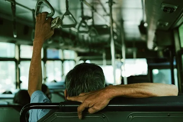 В свердловском городе кондуктор напала на онкобольную женщину за отказ пересесть на другое сиденье