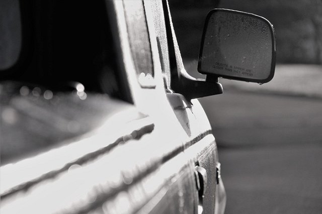 В Солнечном автоворы разгромили десяток автомобилей