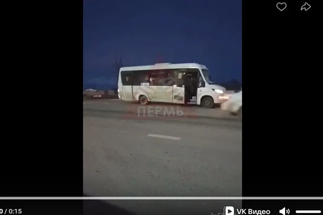 В Перми из маршрутки при резком повороте выпали пассажиры