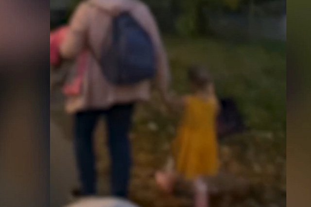 Екатеринбуржцы пришли в ярость, увидев, как мать вывела дочь на холод в летнем платье