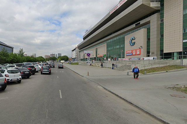 В Екатеринбурге у железнодорожного вокзала перекрыли блоками улицу и парковку