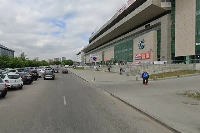 В Екатеринбурге у железнодорожного вокзала перекрыли блоками улицу и парковку