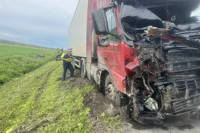 В Свердловской области от удара попутной фуры погиб тракторист