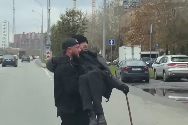 В Екатеринбурге водитель на руках перенёс пешехода с тростью через дорогу