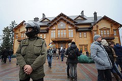 Активисты &quot;Евромайдана&quot; изучают резиденцию Януковича