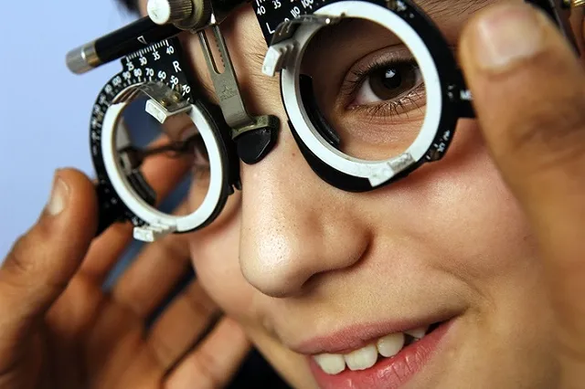 Ученые отказались считать книги и экраны причиной близорукости у подростков