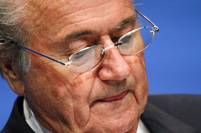 Европарламент предложит Блаттеру немедленно оставить пост