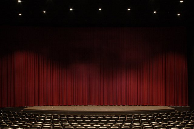 Актер повесился на сцене во время спектакля