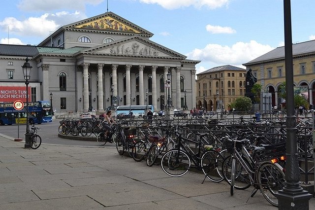 Назван минимальный порог зарплаты среднего класса в России