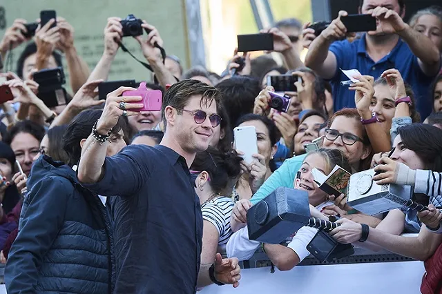 Сибирячка перевела лже-актеру Крису Хемсворту миллион рублей