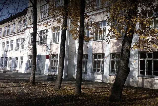 На Эльмаше в школу пытался пройти мужчина в одних трусах и с пистолетом