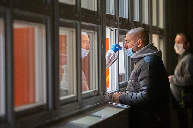 Вирусолог назвал фактор, который продлит пандемию коронавируса