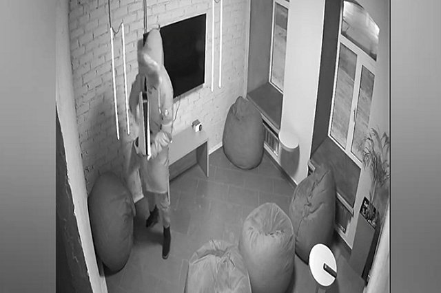 В Екатеринбурге мужчина обворовал новый бар