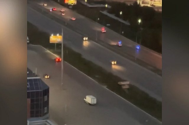 В Екатеринбурге полицейские экипажи с мигалками гонялись за кроссовером