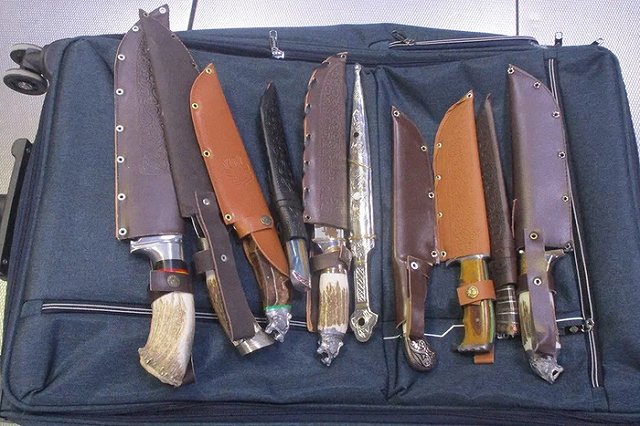 Пассажир из Узбекистана вез в Екатеринбург через Кольцово 10 ножей