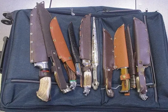 Пассажир из Узбекистана вез в Екатеринбург через Кольцово 10 ножей