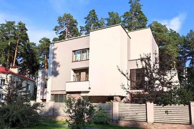 В Екатеринбурге продают коттедж за космическую сумму