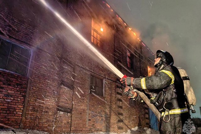 Рыбоперерабатывающий завод горит в Мурманске (ВИДЕО)