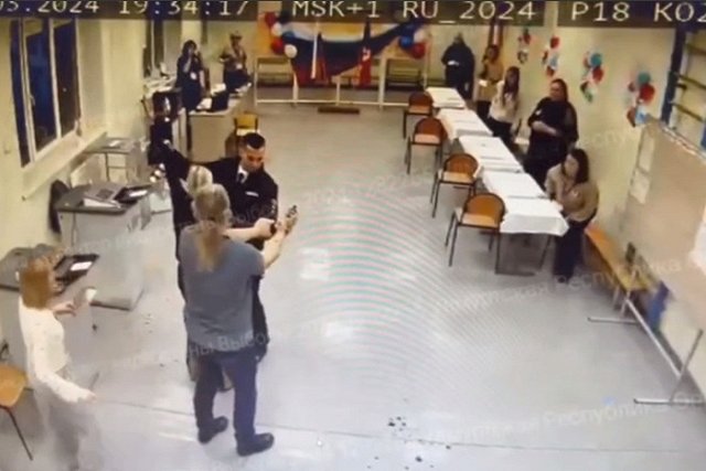 В Удмуртии член УИК пыталась залить зеленкой КОИБ (ВИДЕО)