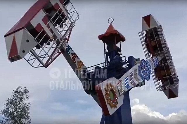 На Урале застрял аттракцион с повисшими вниз головами людьми