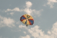 Родители заставили 11-месячного ребенка полетать на парашюте