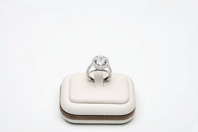 Пенсионер вернул американке потерянное на пляже кольцо с бриллиантом