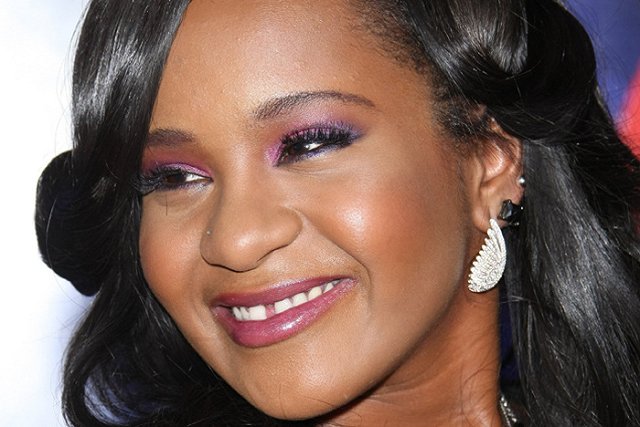 Дочь Уитни Хьюстон вышла из комы