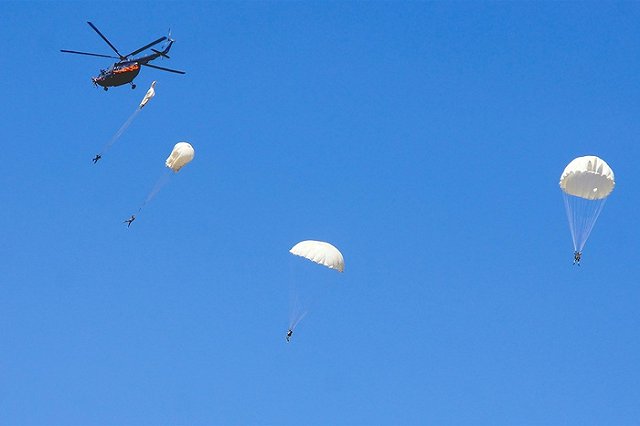 Парашютист-новичок приземлился на ЛЭП в Вологодской области