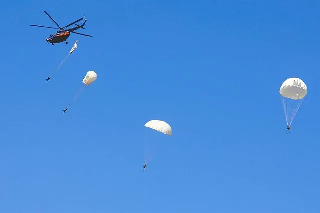 Парашютист-новичок приземлился на ЛЭП в Вологодской области