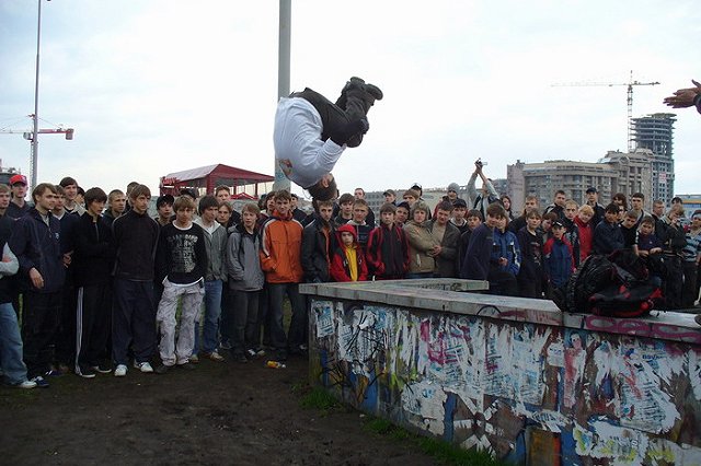 Во Владивостоке 14-летний паркурщик сорвался с балкона 10 этажа