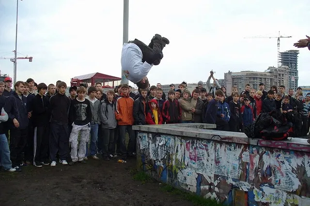 Во Владивостоке 14-летний паркурщик сорвался с балкона 10 этажа