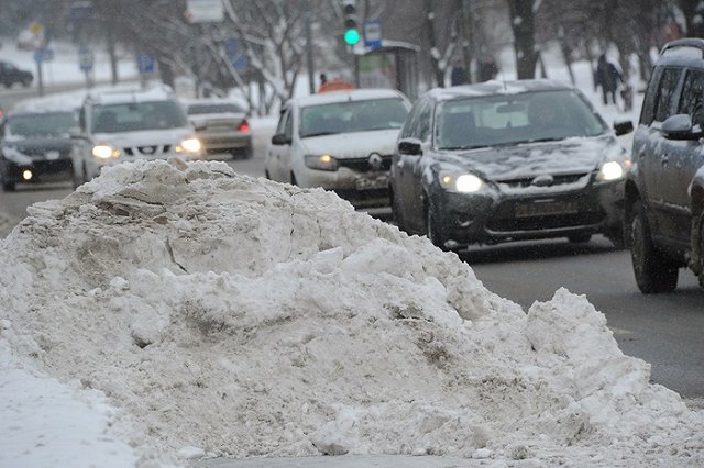 Снег снова окрасился в зеленый цвет у предприятия в Первоуральске