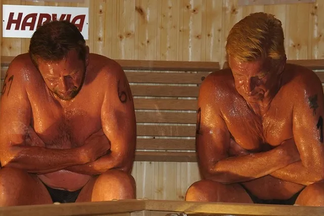 Немцев призвали перестать ходить голышом