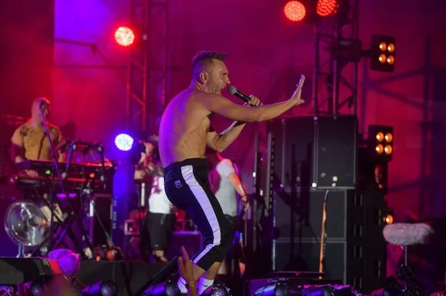 Шнуров ответил Милонову стихами