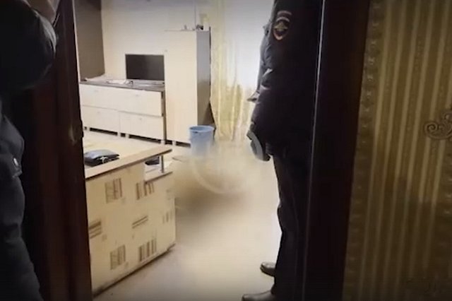 Мужчина полгода жил с трупом своего брата — видео