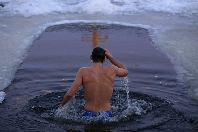 На Украине мужчина утонул, прыгнув в прорубь — видео