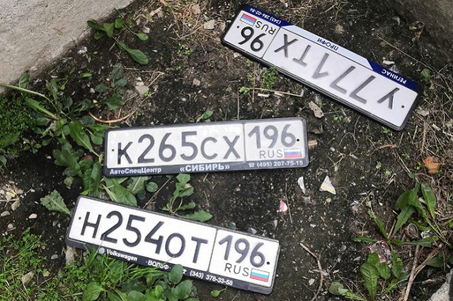 В Екатеринбурге подростки скручивают номера с автомобилей