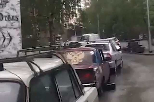 В центре Екатеринбурга автохамы заблокировали проезд к элитному дому