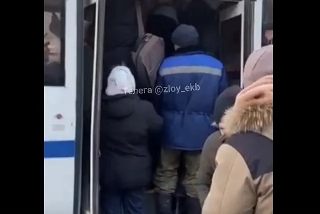 Екатеринбуржцы рассказали об утреннем коллапсе с общественным транспортом на ЖБИ