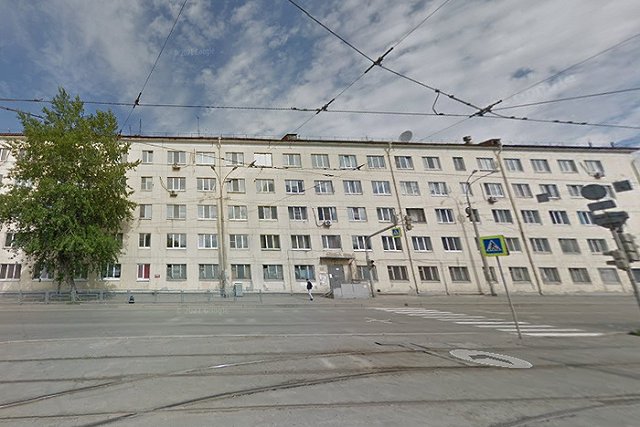 Екатеринбуржцам пообещали отремонтировать их разваливавшийся дом. В 2051 году