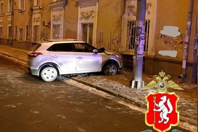 Во Втузгородке пьяная женщина на Hyundai врезалась в автобус, а затем влетела в многоэтажку