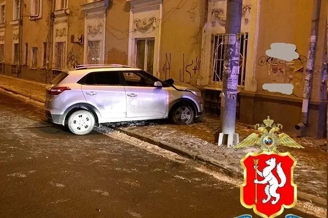 Во Втузгородке пьяная женщина на Hyundai врезалась в автобус, а затем влетела в многоэтажку